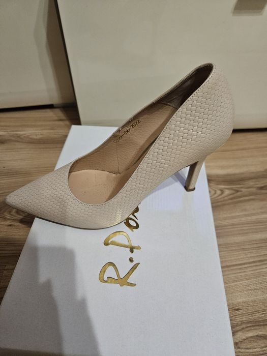 Елегантни обувки, естествета кожа с ток размер 38