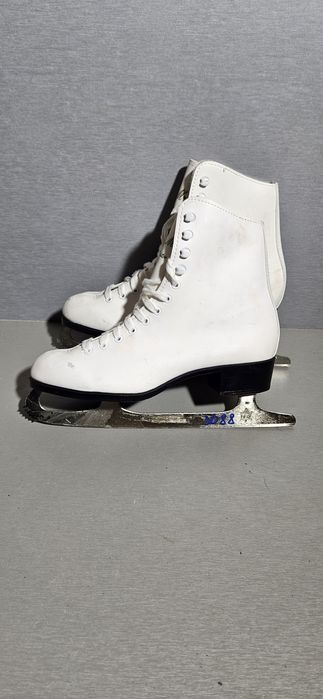Patine 3088 gheata patinaj artistic CCM   marime  40 ( 26,5   cm lungime interioara) pt picior ingust.