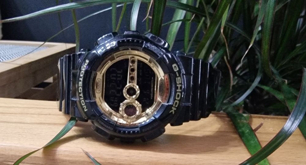 Ceas barbatesc g-shock negru cu auriu
