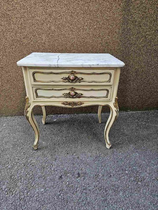 Шкафче в стил Луи 15 с плод от мрамор