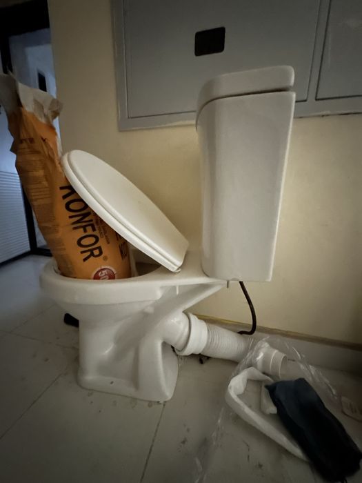 Унитаз хамда раковина сотилади