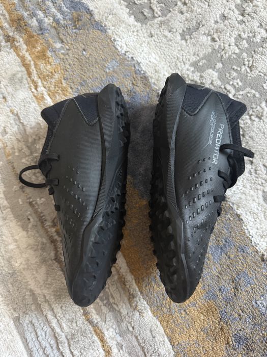 Adidas copii Fotbal sintetic nr 35 ( 22 cm ) 10/10  Pret : 59 lei