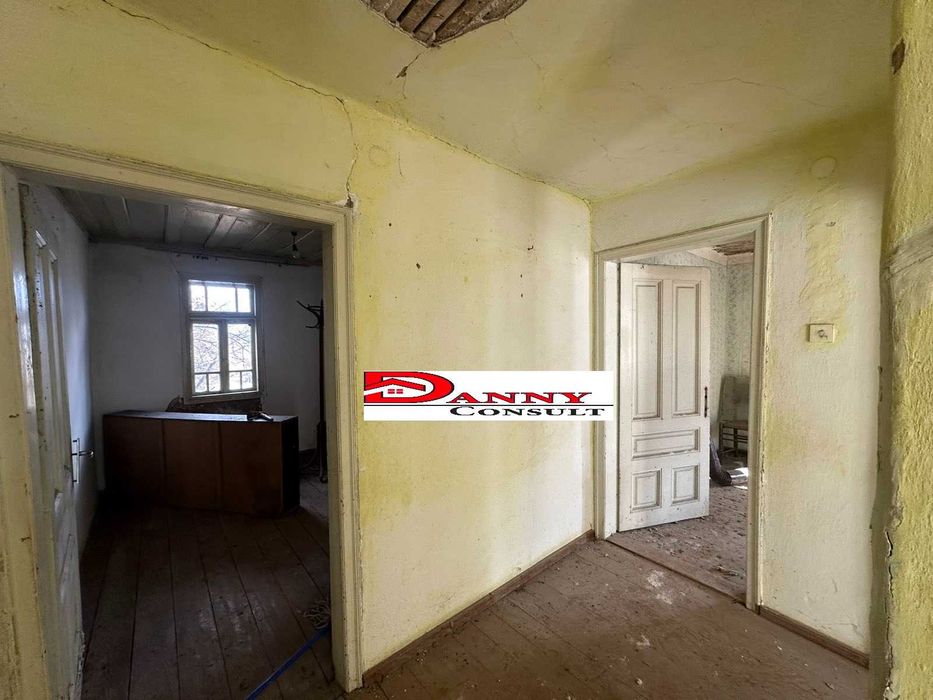 Стара къща с двор и гора в с. Орловци