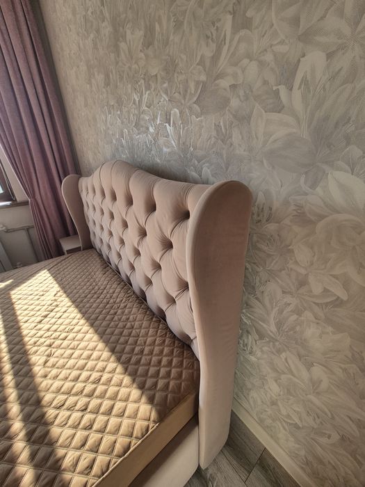 Продаю кровать и две тумбочки