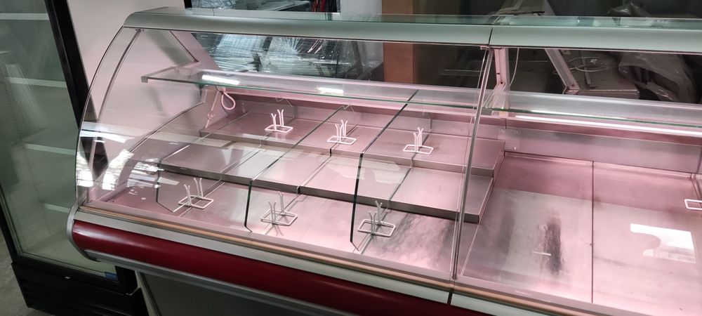 Хладилна щандова витрина за свежо месо или колбаси и млечни продукти
