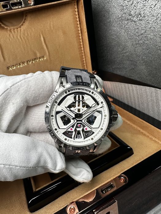 Часовник Roger Dubuis