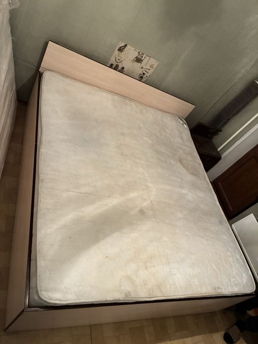 Кровать с матрасом