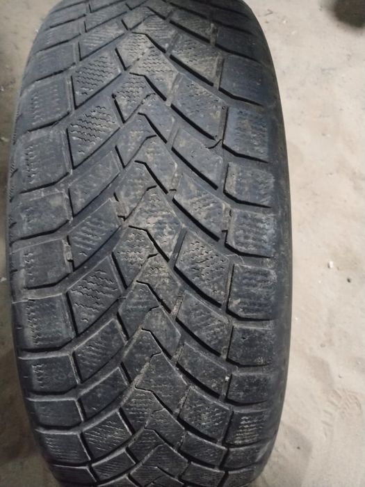Срочно продам всесезонные шины.