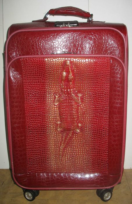 Чемодан с ручкой на колёсиках