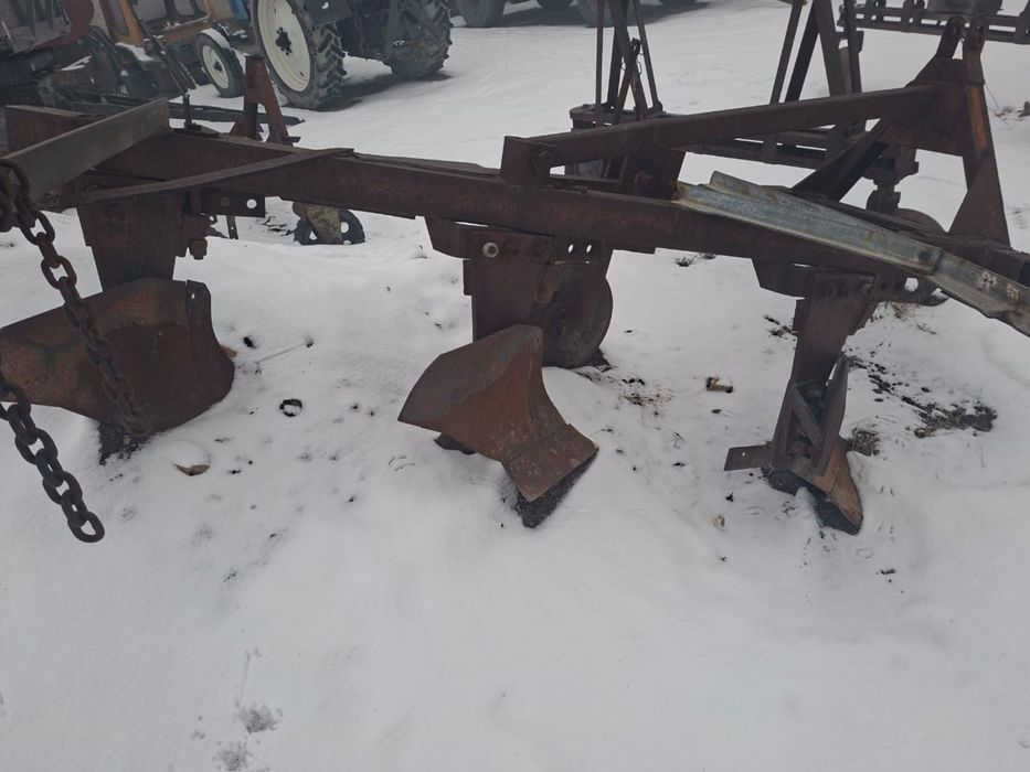 Продам трактор с телегами и плуг