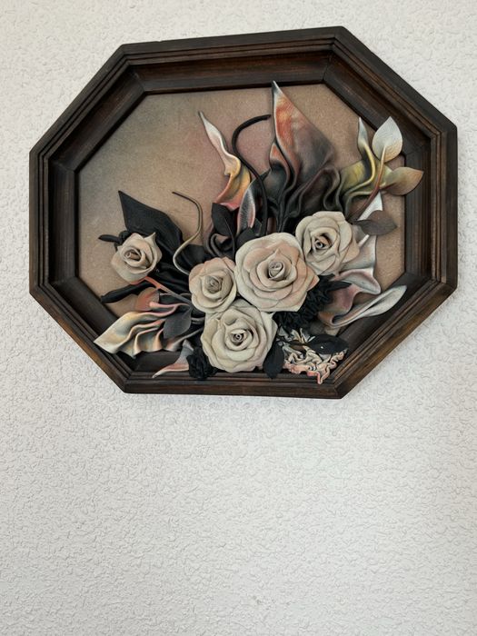 Картины из кожи в рамке