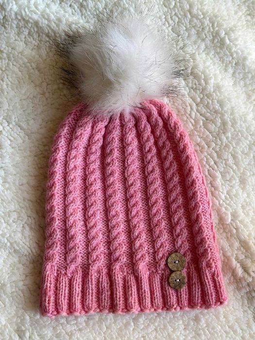 Ръчно изплетени шапки от баба с пухкав помпон