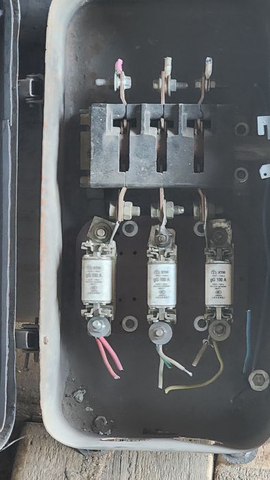 Продаётся 3х фазный щит с рубильником