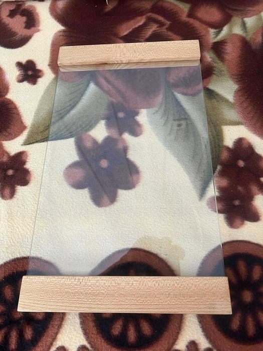 поднос от стъкло и дърво