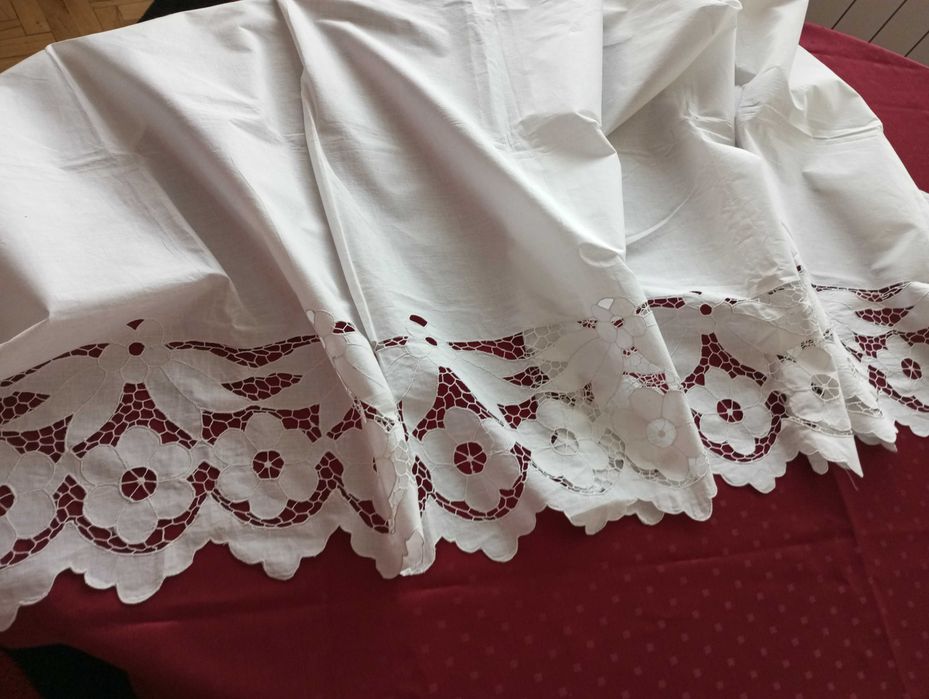 Бял памучен чаршаф с машинна бродерия