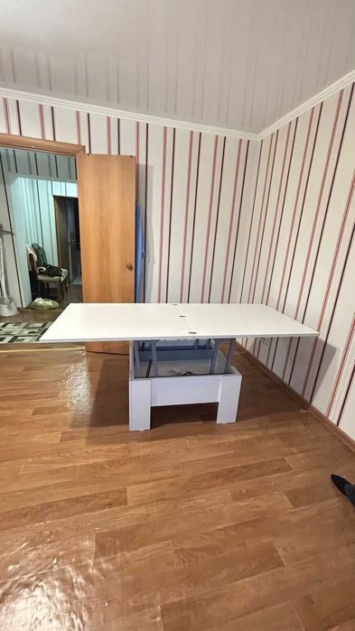 Письменный стол белый, раскладной.