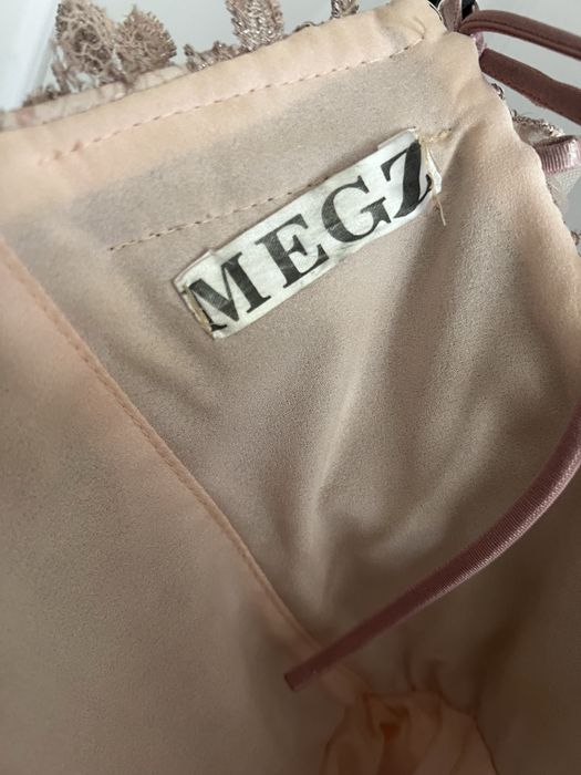 Официална рокля на MEGZ