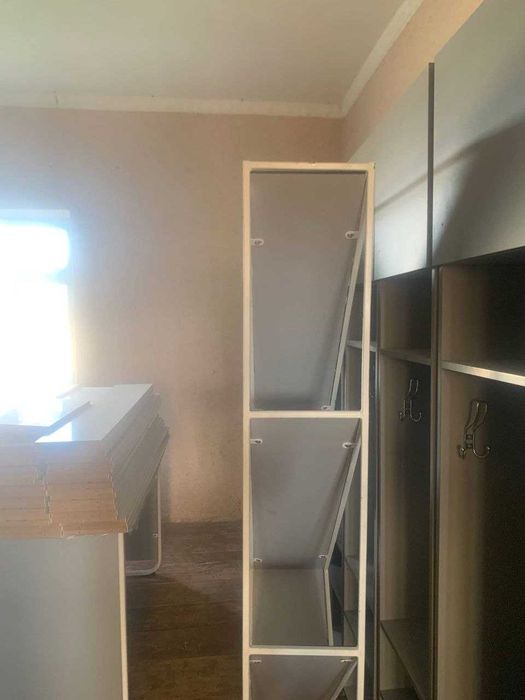 Болалар боғчаси учун таёр мебель бор.