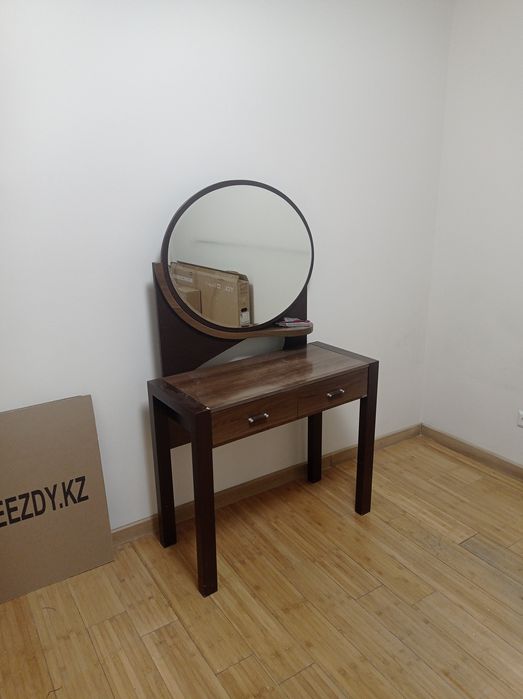 Комод с зеркалом