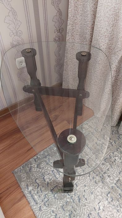 Сотилади продается стол стеклянный