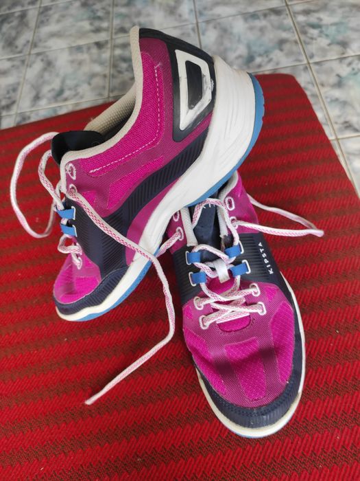 Adidași foarte comozi, ușori, rezistenți, cu talpă din spumă foarte fl