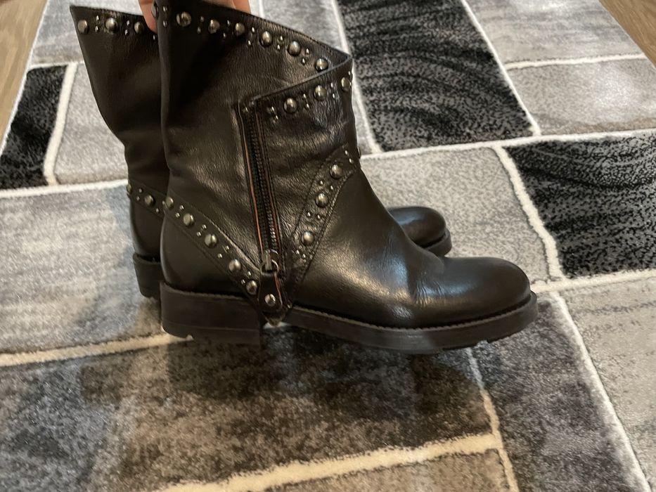 Ghete negre piele, capse si fermoar,superbe, marime 38