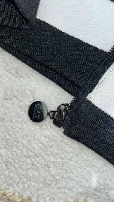 Ветровка от EA7.