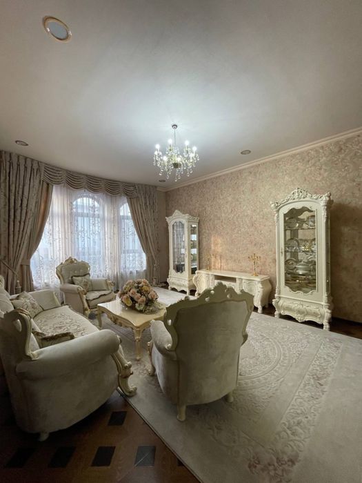 Продается дом большой , построен для семьи . 4 этажа