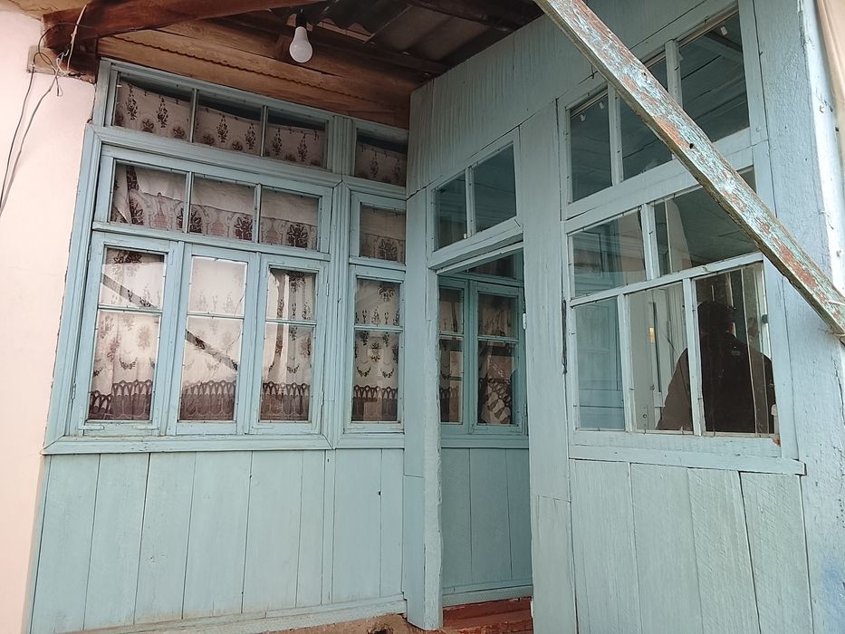 3 sotix 4 xonali uy sotiladi