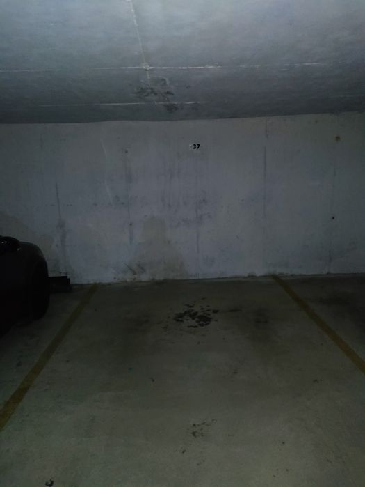 Închiriez loc de parcare subterană