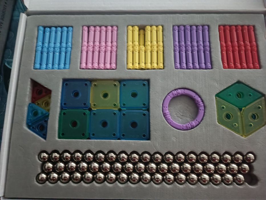 Magnetic roads.  Joc creativ pentru copii de la șase ani în sus