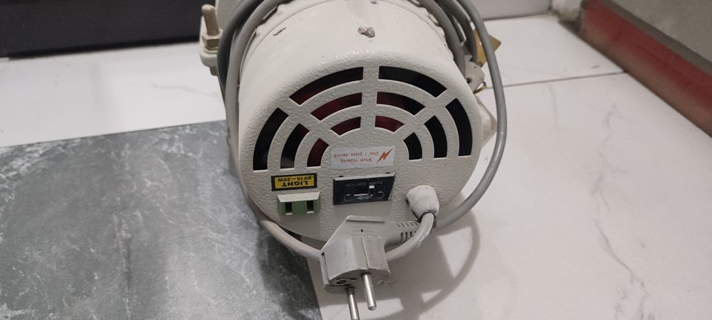 Двигатель от швейной машинки.