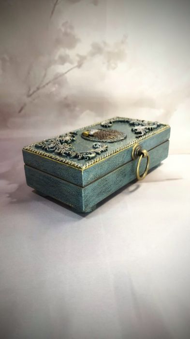 Шкатулка деревянная с декором орла.