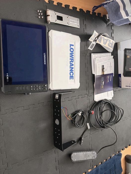 Vand Sonar Lowrance HDS 12 Live cu Sonda Inclus 3-1 Full Cutie Orginala Achizitionat in 2024