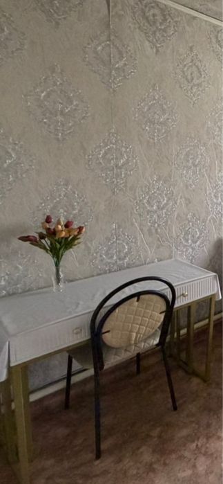 Срочно продам стол . Подсвечник со свечами . Всё новое