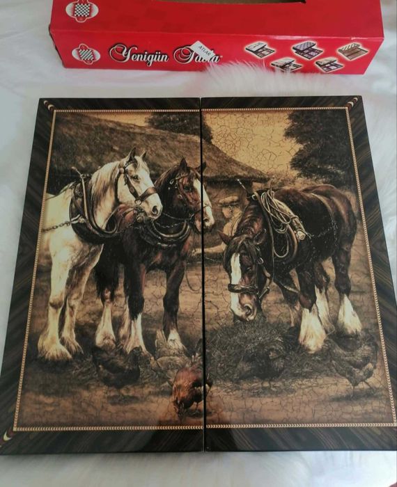 Табла за игра – дървена, с красив дизайн с коне – отлично състояние
