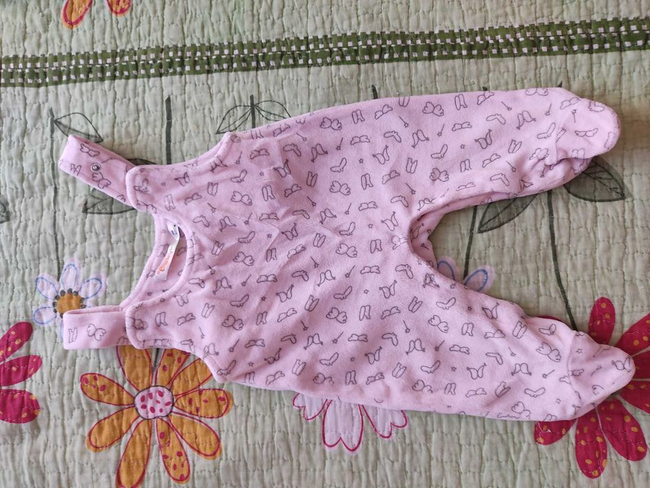 Продам детскую одежду( на девочку от 0 до 3-4 мес.). Недорого!