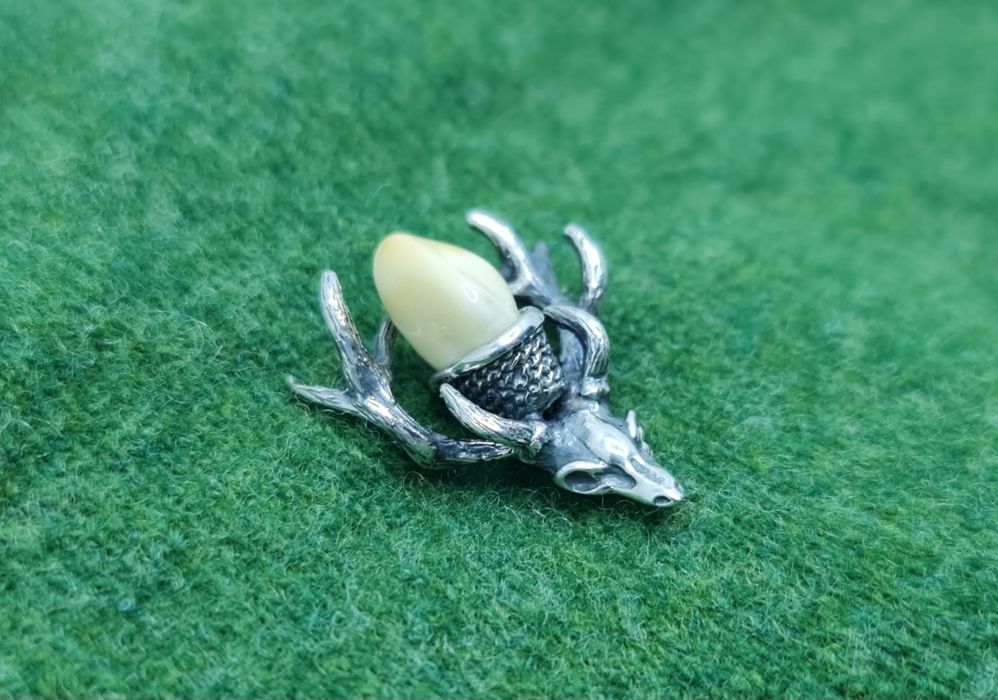 Podoabă de vânătoare din argint masiv cu cerb și dinte de cerb