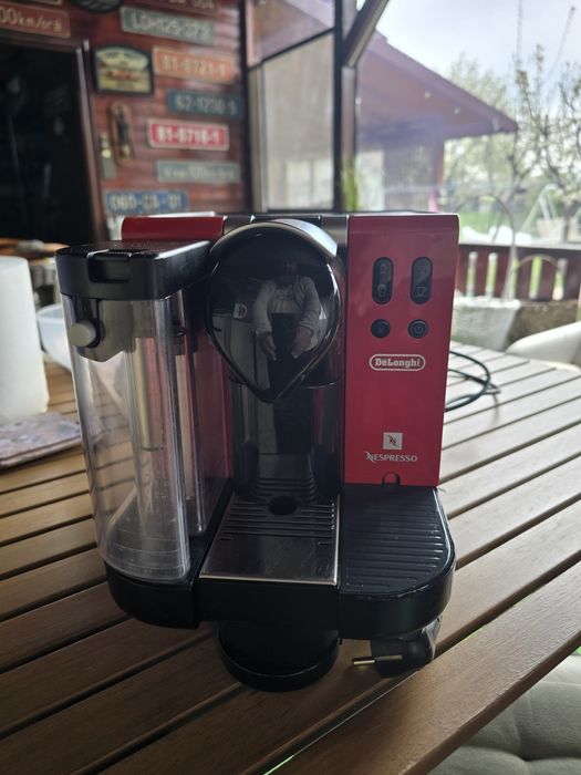 Nespresso DeLonghi cu capsule si spumant pt lapte