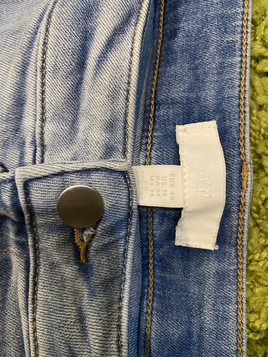 Blugi albaștri cu ruptură