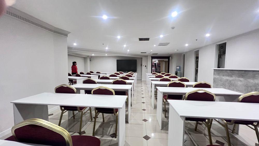 Белые столы, парты