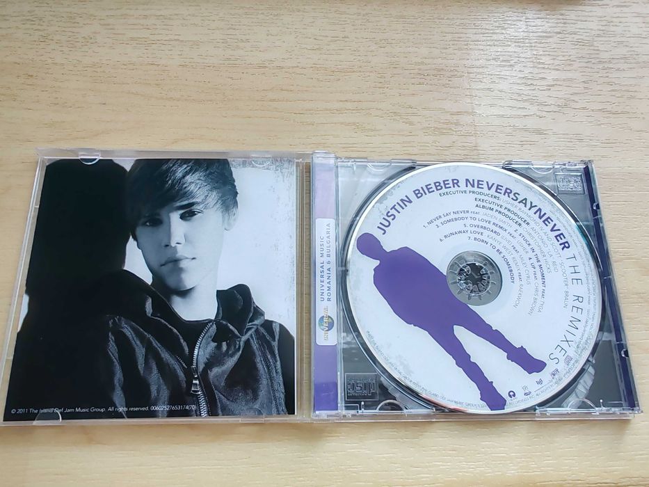 Музикални дискове Eminem,  Sugababes, Rihanna,  Nelly Furtado и  Justin Beaber