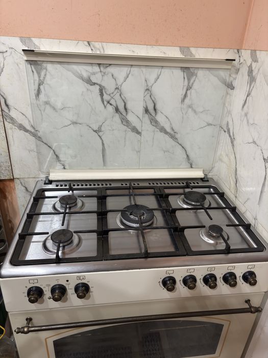 Продам газовую плиту 5 конфорок