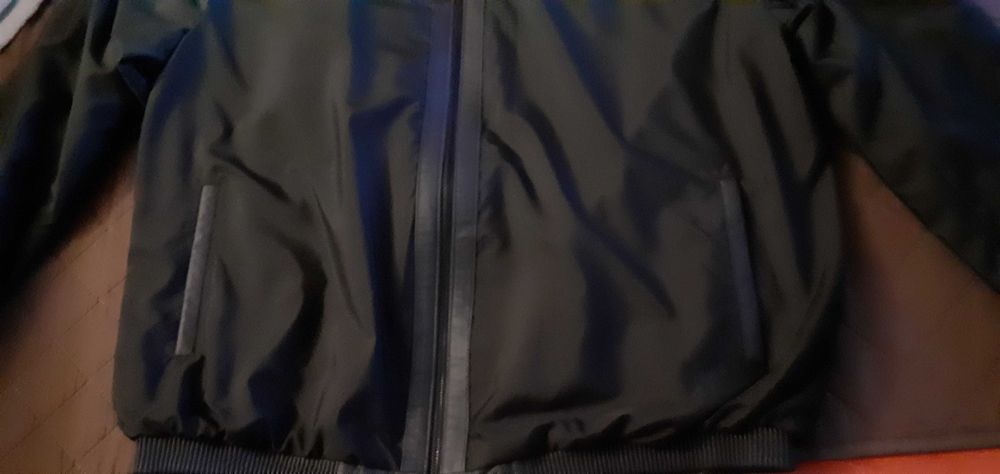 Vand geaca de piele fina, noua cu eticheta