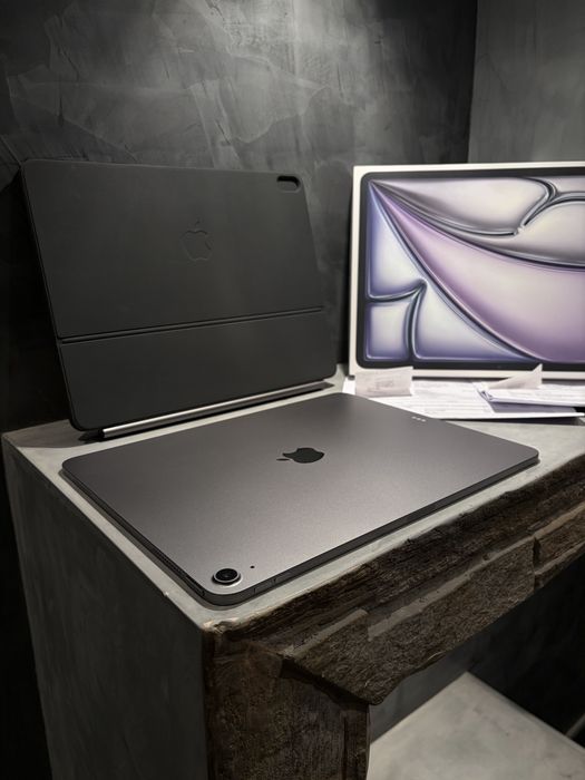 КАТО ЧИСТО НОВ Ipad Air M3 13” + Magic Keyboard