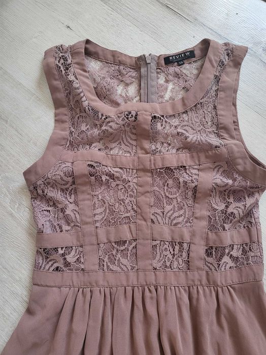 Бежова рокля Review