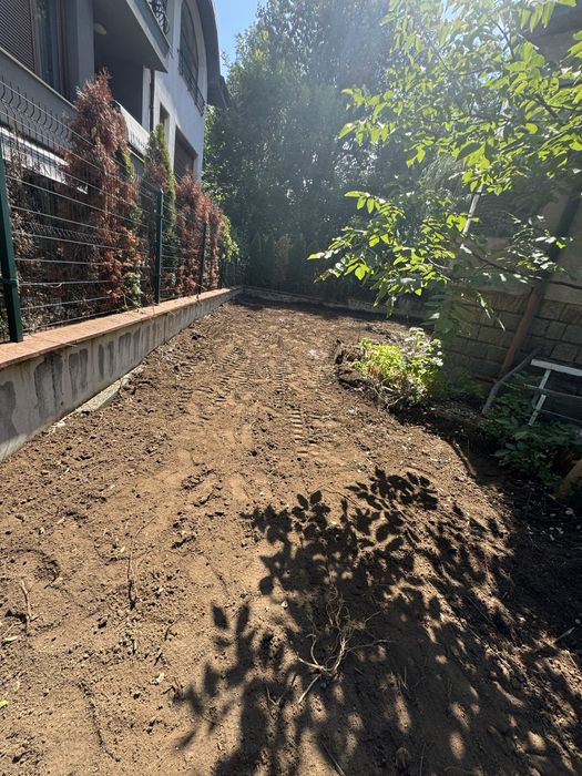 Изкопни дейности с мини багер и самосвал.