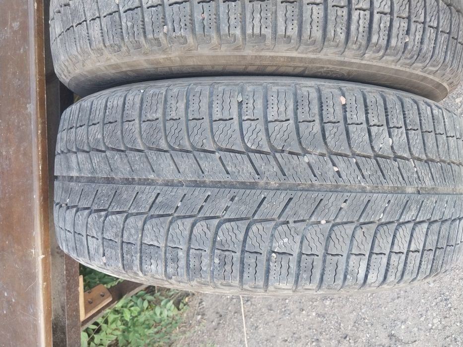4 шины Michlen 225 55 R17.