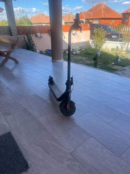 Vând trotineta electrica aproape noua