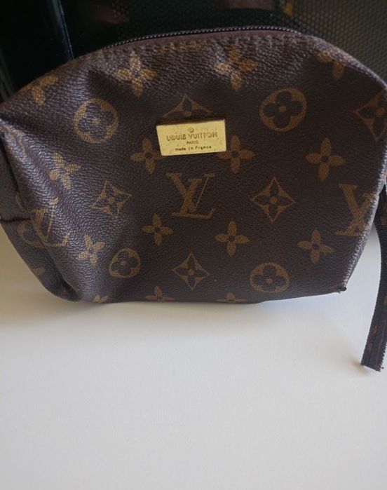 Vând borsetă/portofel fashion, produs de calitate superioara.